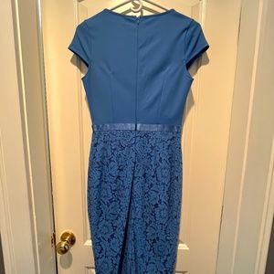 Women’s V-neck lace, slim cocktail party dress.  Small/blue